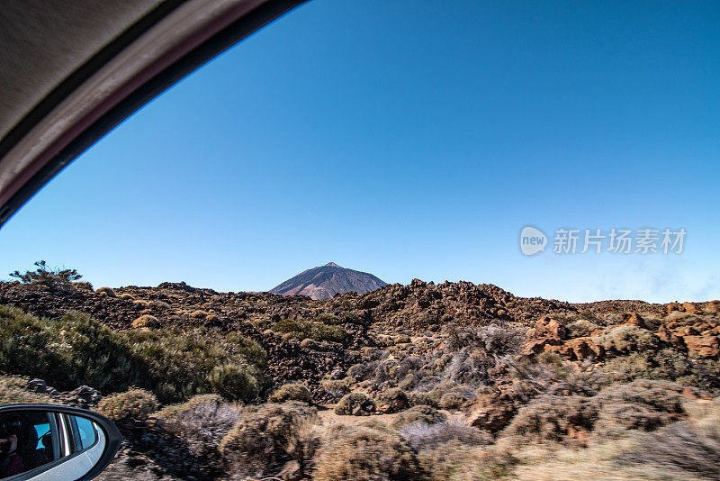 乘客的观点从汽车到El Teide，拉斯加拿大德尔泰德，特内里费，加那利群岛，西班牙-股票照片